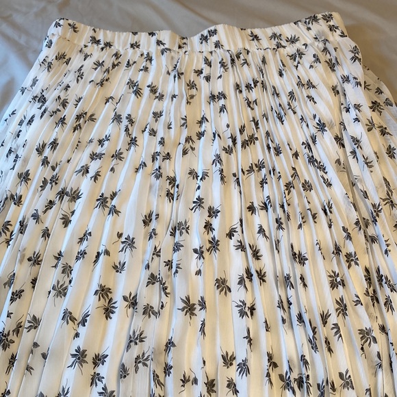 Floral Pleated White Skirt - Picture 6 of 6